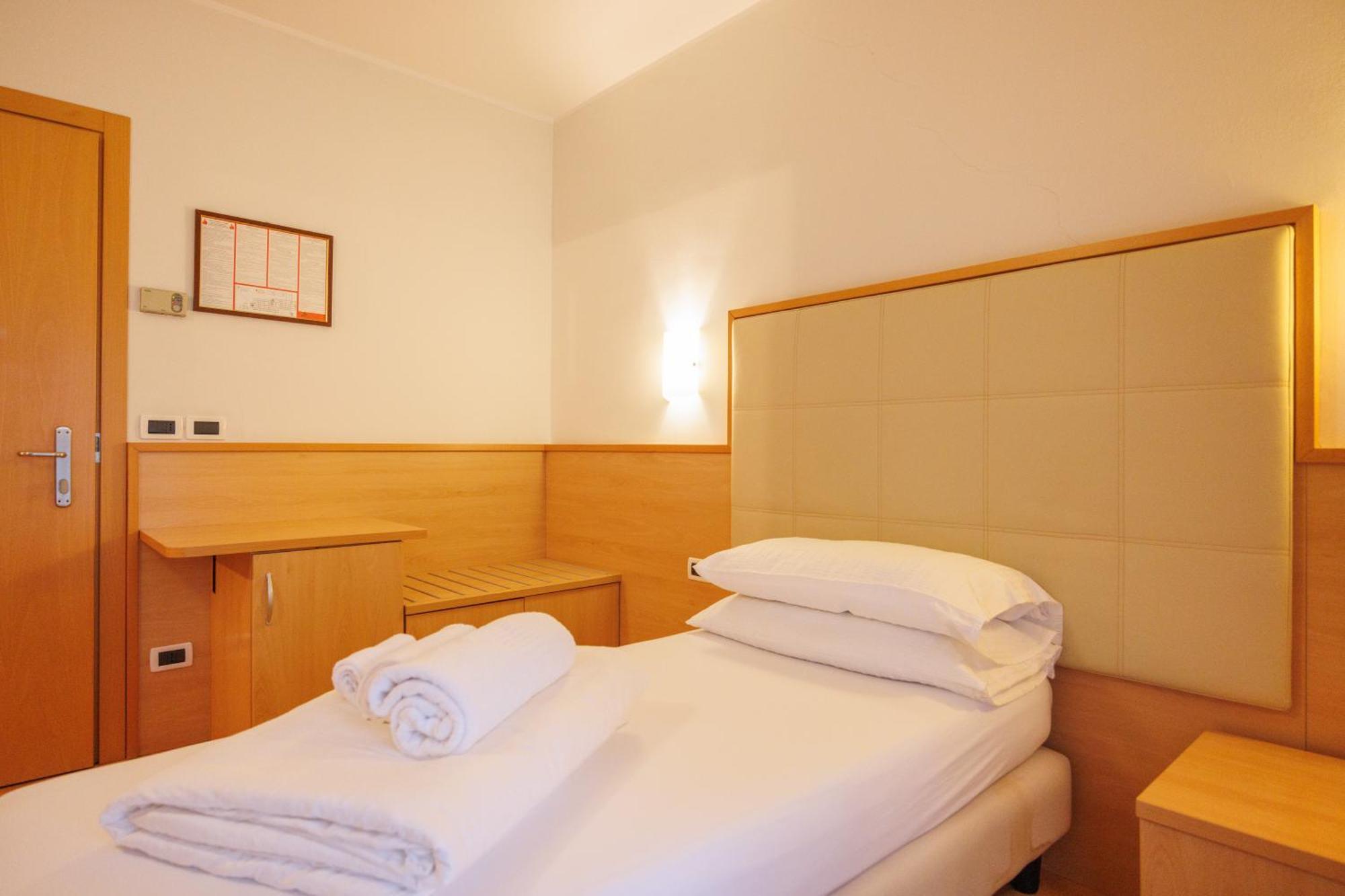 Club Hotel E Residence La Vela Torbole Sul Garda Екстер'єр фото
