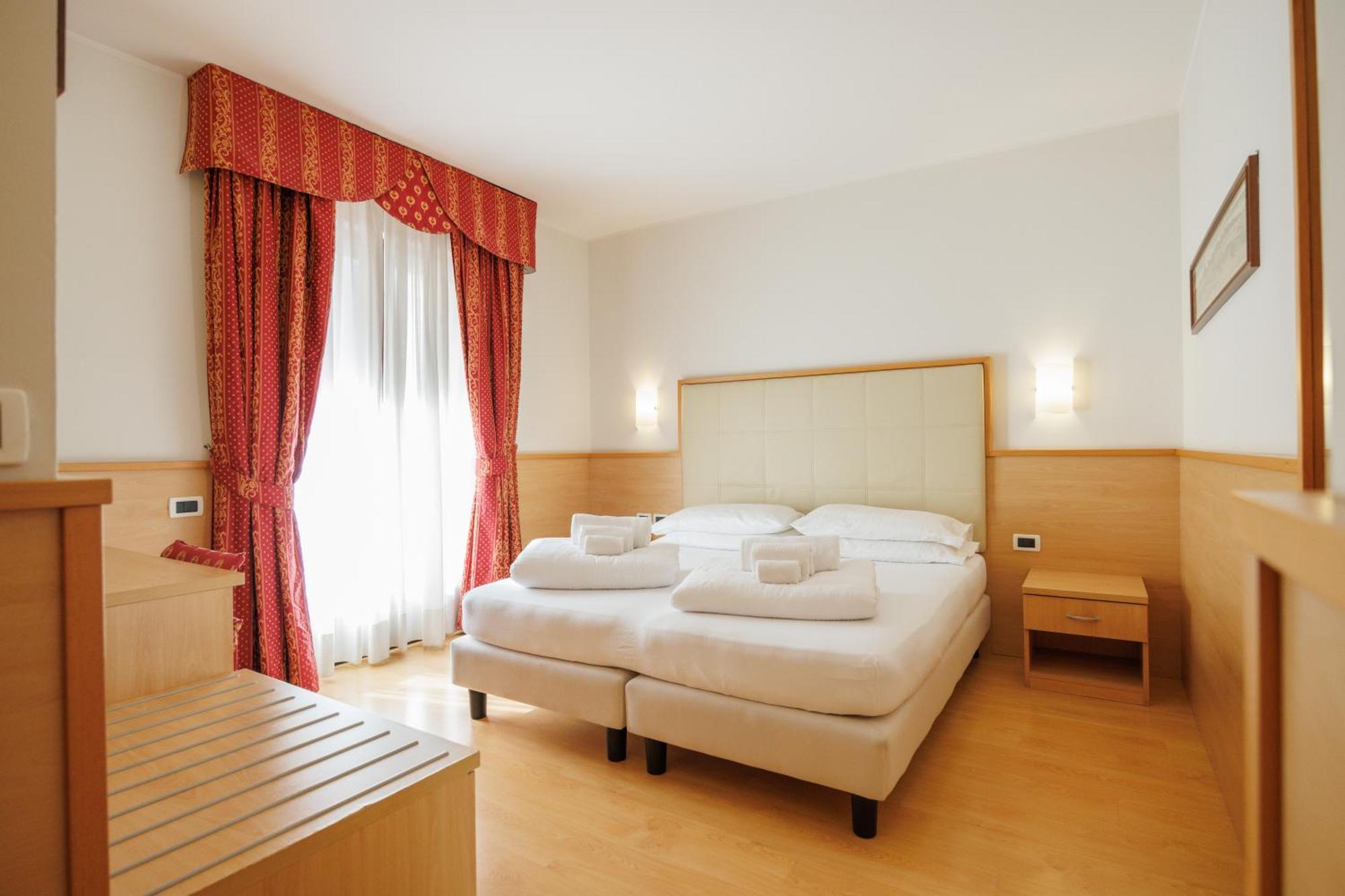 Club Hotel E Residence La Vela Torbole Sul Garda Екстер'єр фото