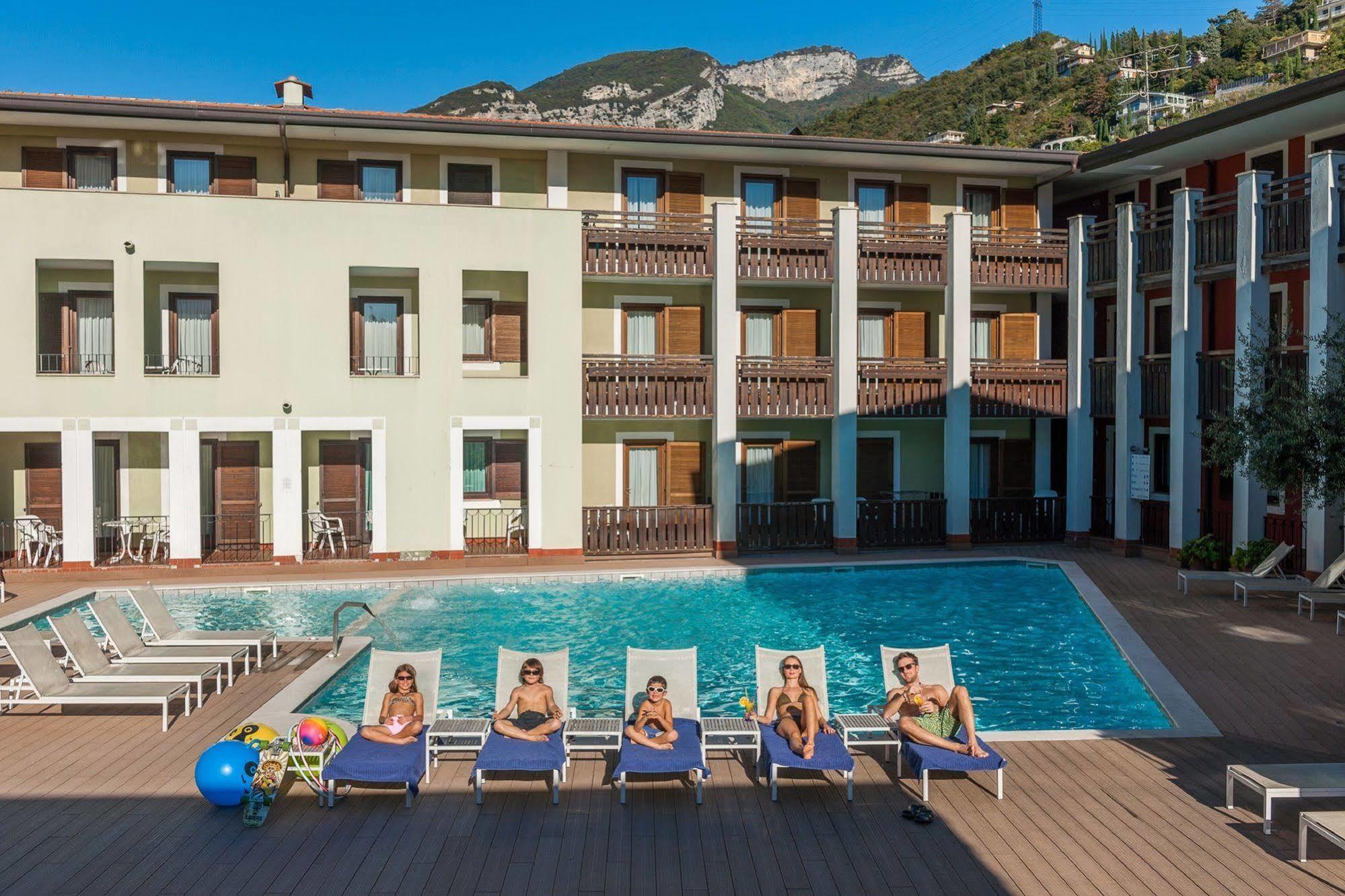 Club Hotel E Residence La Vela Torbole Sul Garda Екстер'єр фото